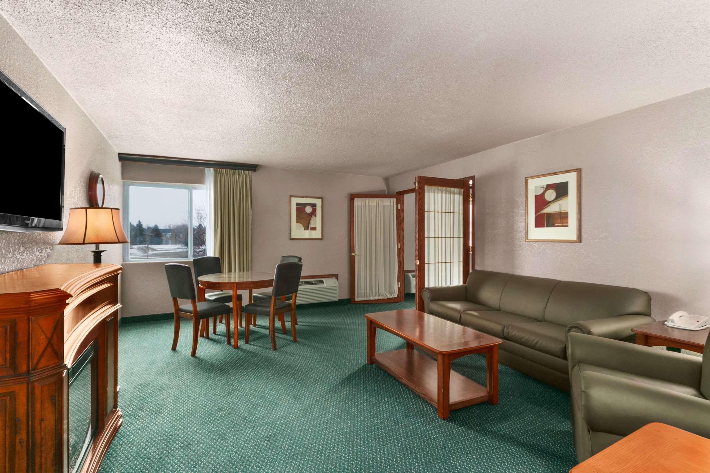 Отель Ramada By Wyndham Бисмарк Экстерьер фото