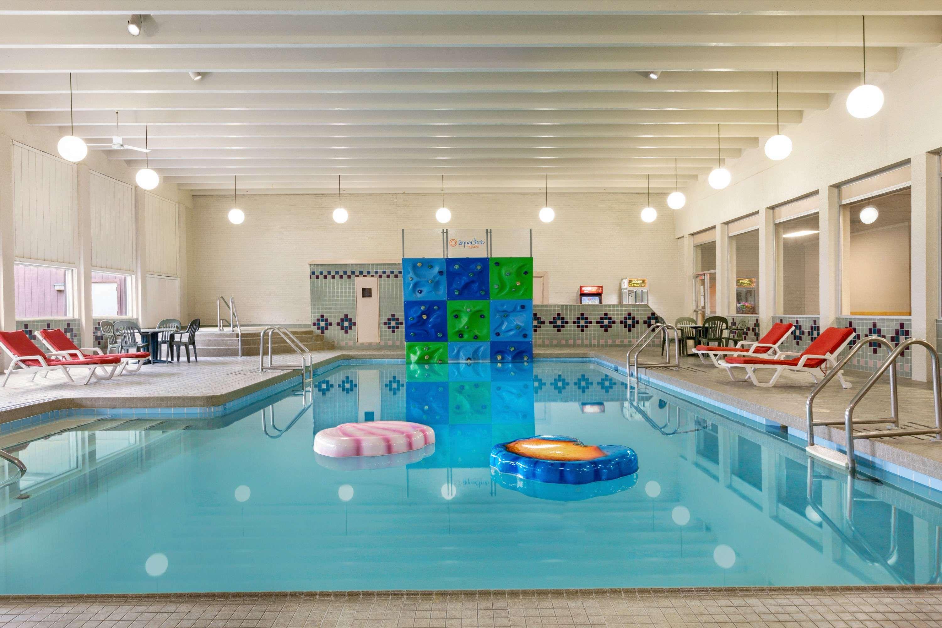 Отель Ramada By Wyndham Бисмарк Экстерьер фото