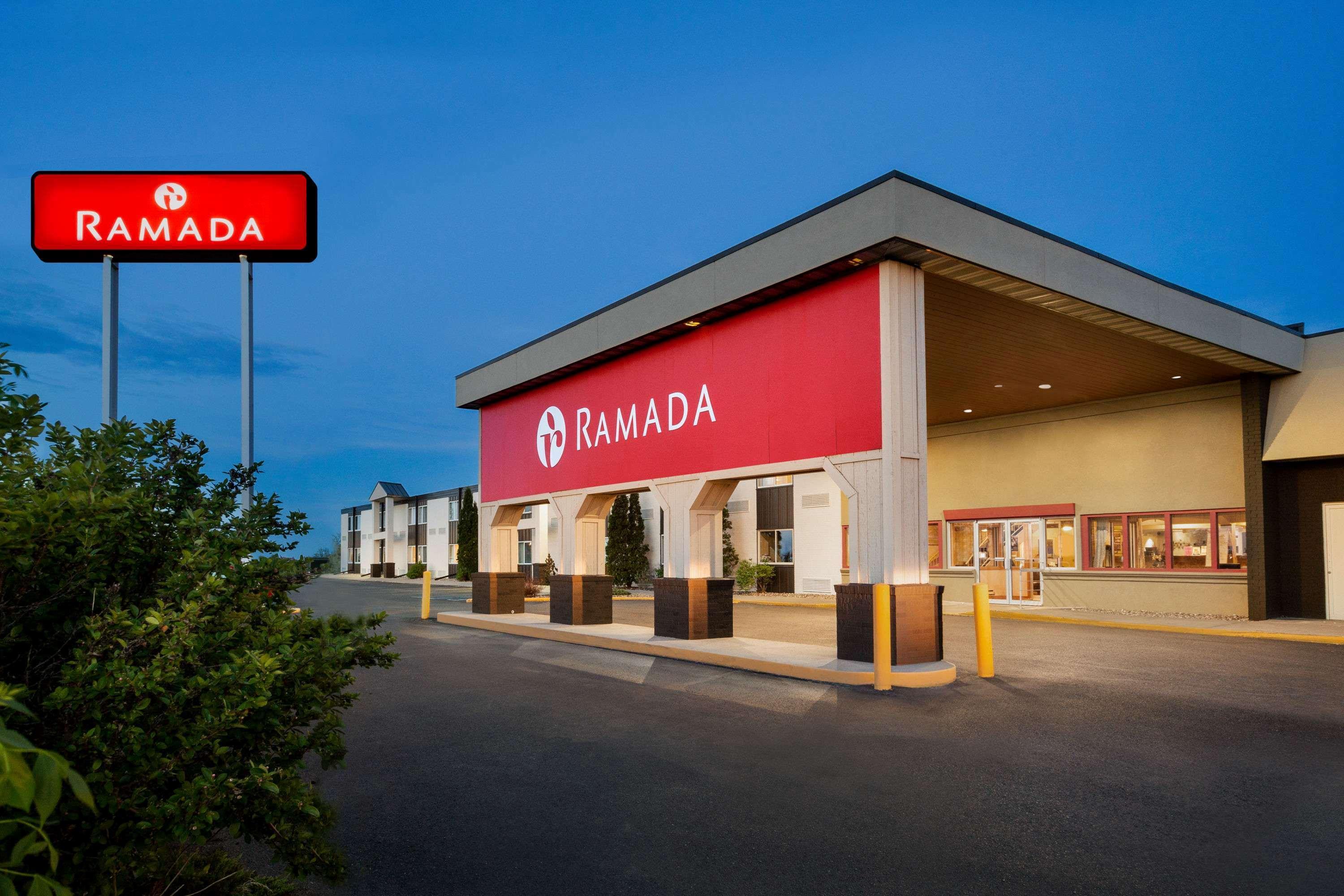 Отель Ramada By Wyndham Бисмарк Экстерьер фото